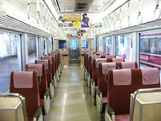 極楽橋停車中の２３００系の豪華な車内